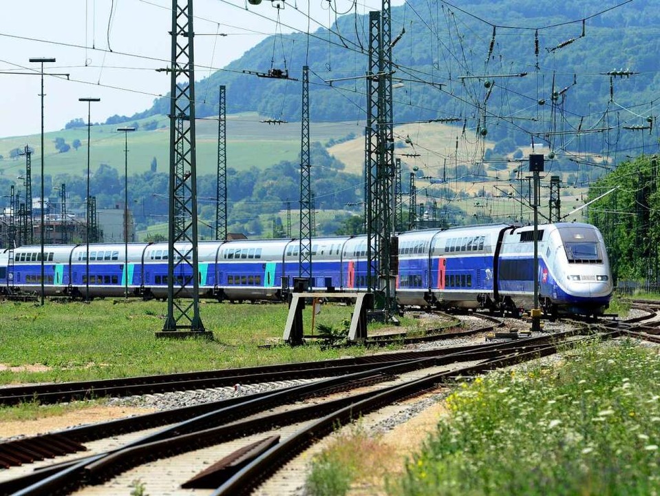Kurs in Richtung Hauptbahnhof: Am Mont...er erste TGV von Freiburg nach Paris.   | Foto: Ingo Schneider