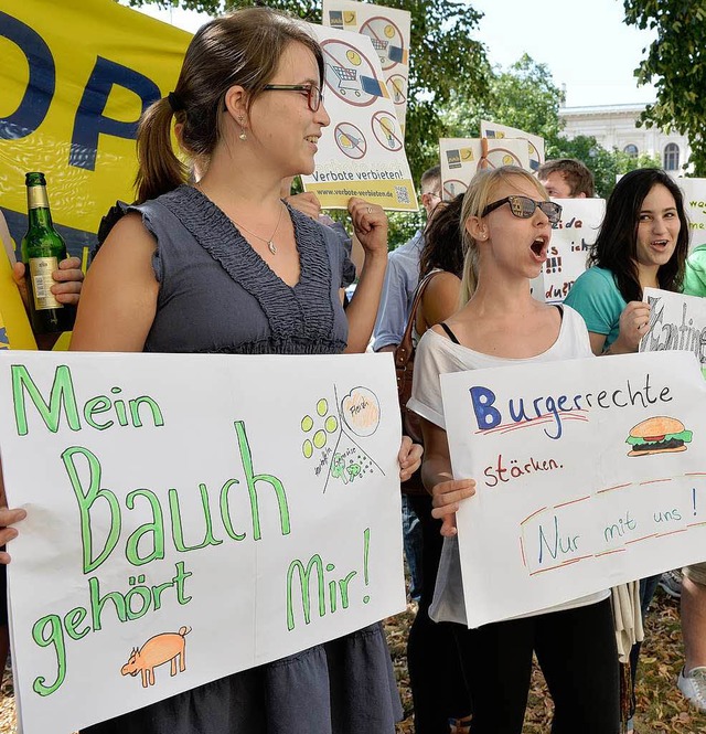 Junge Liberale protestieren gegen den ...en Grnen vorgeschlagenen Veggie Day.   | Foto: dpa