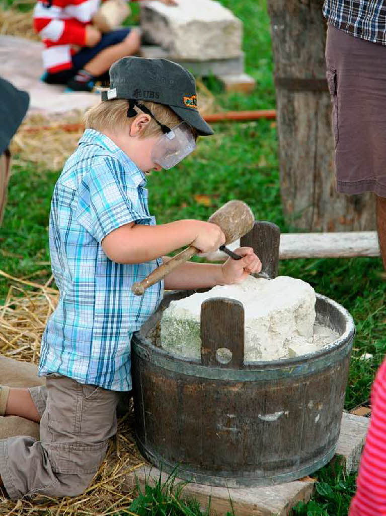 Beim Workshop konnten Kinder selbst zum Steinmetz werden.