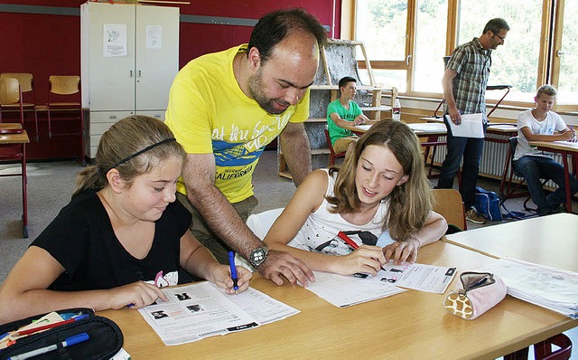 Vertreter von Kiwanis besuchen mit dem...en wie die Ferienschule angekommen ist  | Foto: Karin Hei