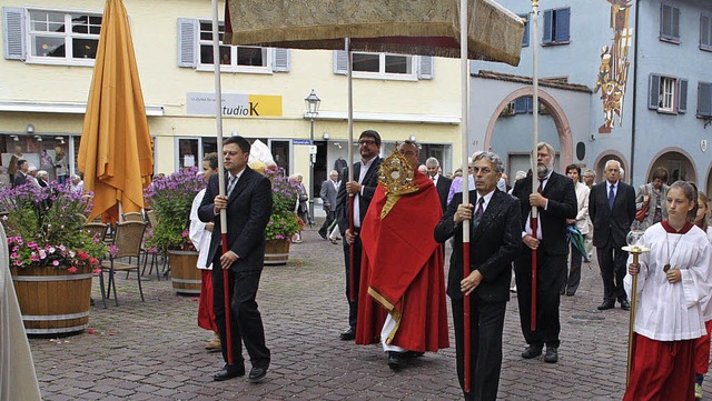 Pfarrer Seburschenich trgt die Monstr...em Allerheiligsten durch die Straen.   | Foto: herbert birkle