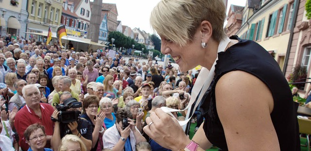 Da ist das ersehnte Stck Edelmetall: ... ihren Fans das Weltmeisterinnengold.   | Foto: Gertrude Siefke