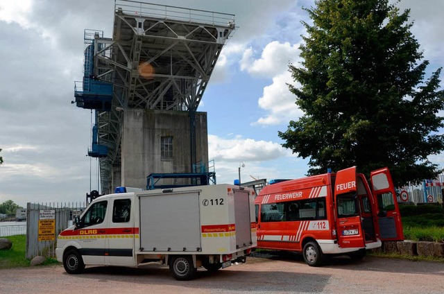 Zur Bergung einer Leiche musten am Son...skrfte ans Stauwehr Mrkt ausrcken.   | Foto: Markus Maier