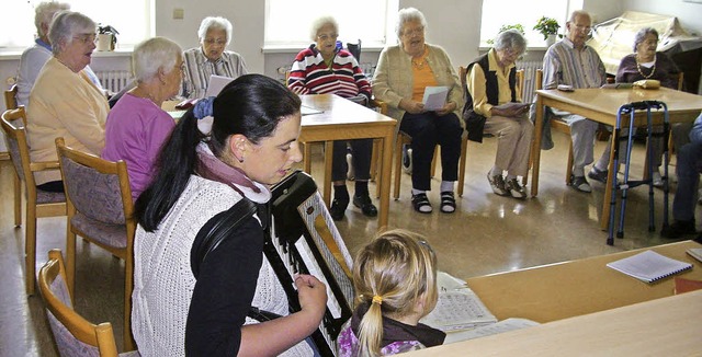 Gesang und Akkordeon: Musikalischen Be...enzentrums Schnau krzlich begren.   | Foto: Privat