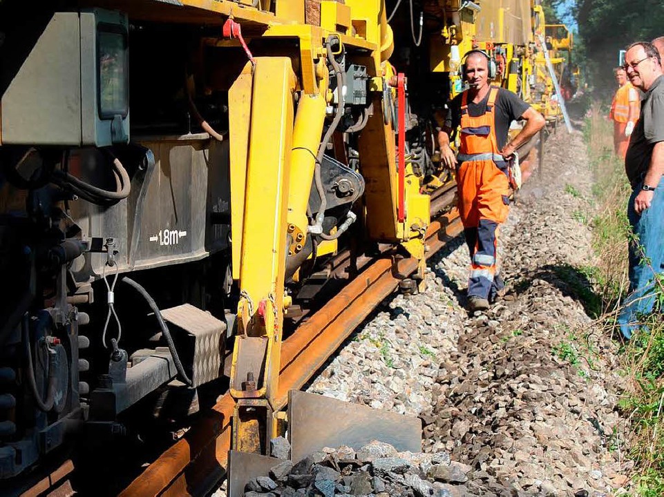 Ein riesiger Gleisbauzug war zwischen Gottenheim und Hugstetten im Einsatz.   | Foto: Mario Schneberg