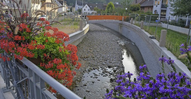 Muss weggerumt werden: Das Geschiebe ...wasser in der Kander abgelagert hat.    | Foto: Markus Maier