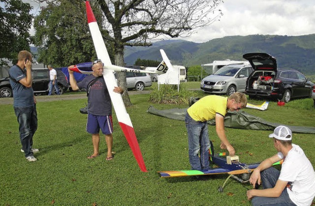 Letzter Check vor dem Start: Flugminia...Wehrer Modellfluggruppe  zum Einsatz.   | Foto: Hansjrg Bader