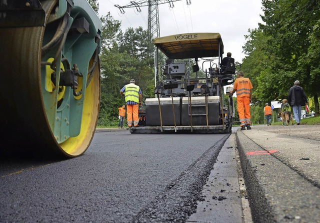 Neue Fahrbahndecke auf der Wiesentalst...orgen folgen die Markierungsarbeiten.   | Foto: Nikolaus Trenz