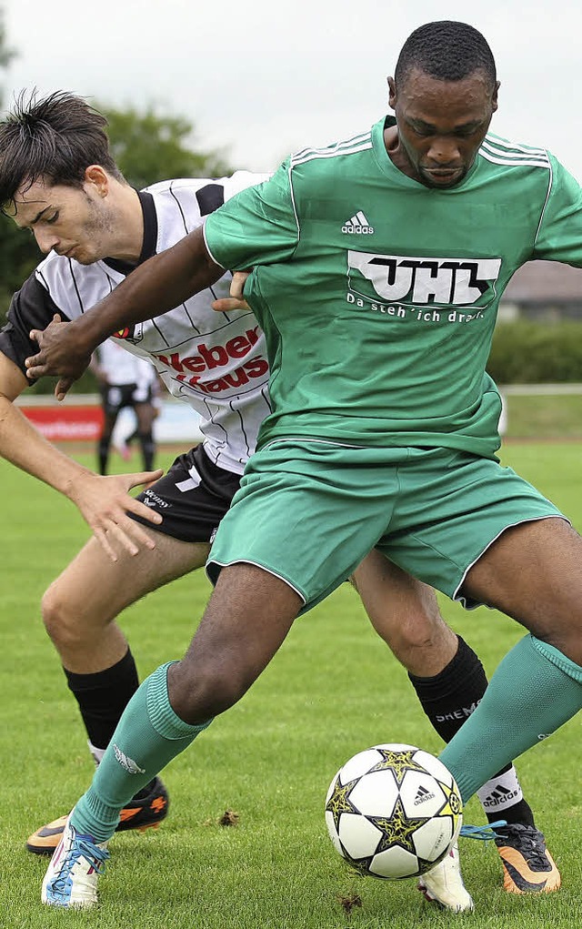 Der Linxer  David Gser (hinten) beim ...esse M&#39;Bela den Ball abzuluchsen.   | Foto:  Alexandra Buss