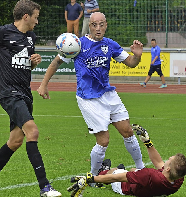 Das 2:1: Fabio Bibbo (SVW, blau) schie...maier macht derweil ein paar Sit-Ups.   | Foto: Rogowski