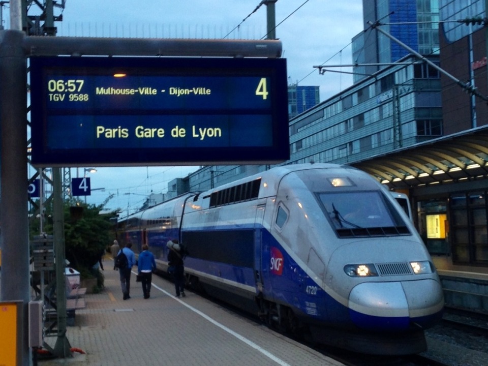 Premiere im Morgengrauen: Der TGV legt los.  | Foto: Joachim Röderer