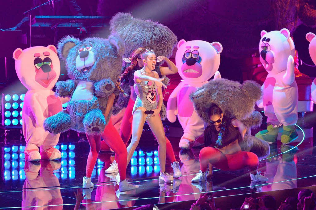 Nicht viel an: Miley Cyrus bei den MTV Awards