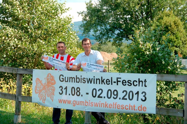 Brgermeister Lars Brgner (rechts) fr...des traditionellen Gumbiswinkefeschts.  | Foto: Pia Grttinger