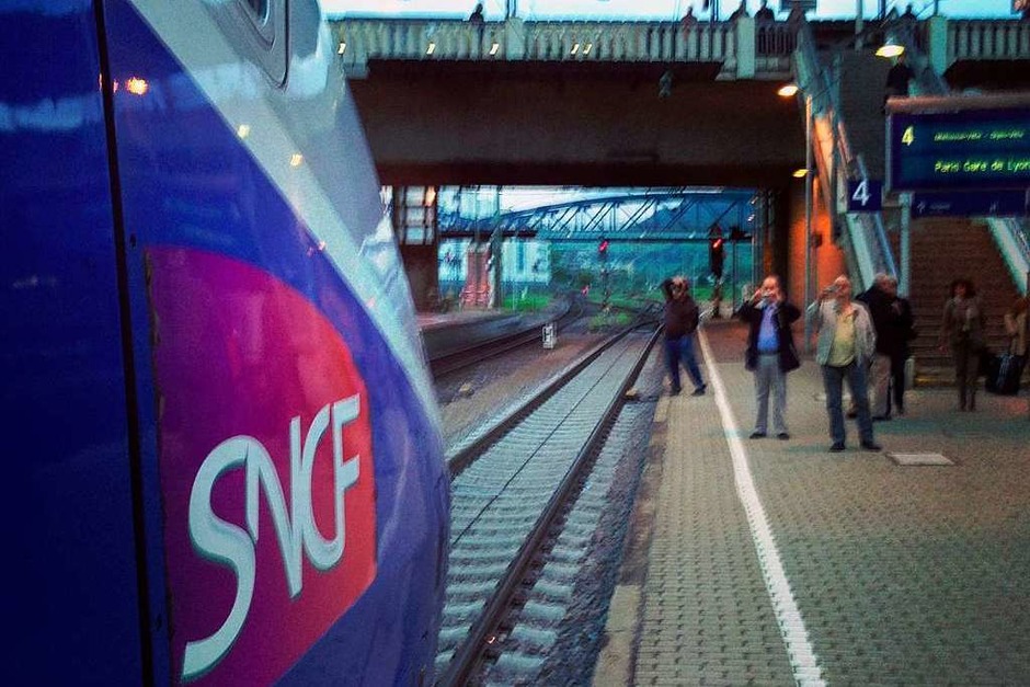 Fotos: Der erste TGV aus Freiburg rollt in Paris ein ...