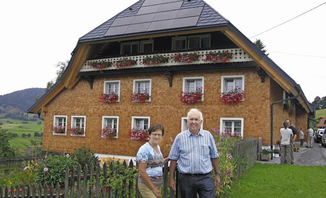 Irmgard und Fritz Baur vor  ihrem innen und auen sanierten Schwarzwaldhof.  | Foto: Ulrike Spiegelhalter