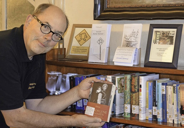 Michael Stnder mit einem registrierten Buch, das auf Leser wartet.  | Foto: Alexander Preker