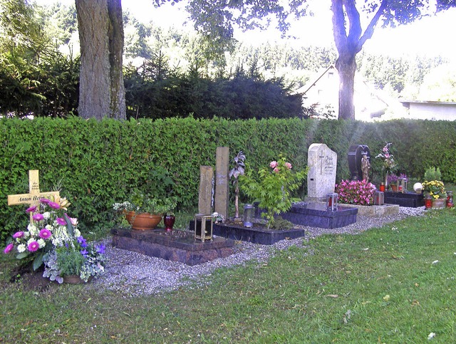 Das neue Urnenfeld auf dem Friedhof Fr...t Klaus Disch gefhrlich fr Besucher.  | Foto: Liane Schilling