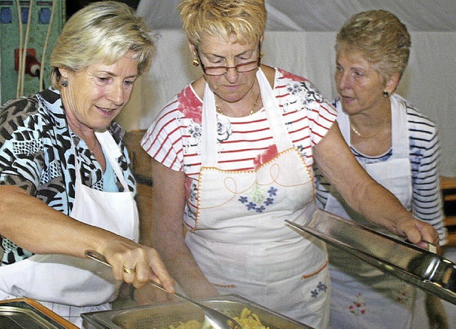 Die drei Damen vom Grill: Ingrid Moutt... links) hatten alle Hnde voll zu tun.  | Foto: Reinhard  Cremer