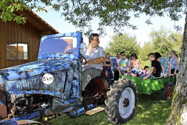 m Rahmen des Malsburg-Marzeller Kinder...ine Rundfahrt auf dem Bulldoganhnger.  | Foto: Rolf-Dieter Kanmacher