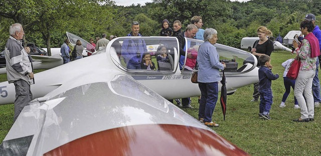 Die Besucher des Flugtags nutzten die ...enschein zu nehmen und fr Rundflge.   | Foto: Volker Mnch