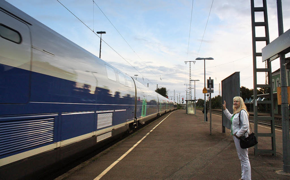 Im Morgengrauen fuhr der TGV in Müllheim ein. Lange ist er nicht geblieben.   | Foto: Julia Jacob