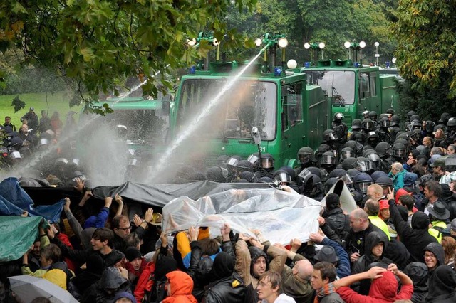 Mehrere Demonstranten gegen Stuttgart ...der Polizei im Schlossgarten verletzt.  | Foto: dpa