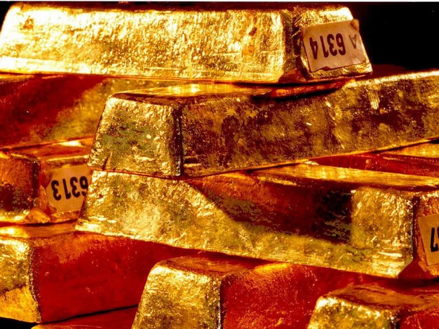 Der Goldpreis ist am 26. August 2013 e...ie Marke von 1400 US-Dollar gestiegen.  | Foto: dpa