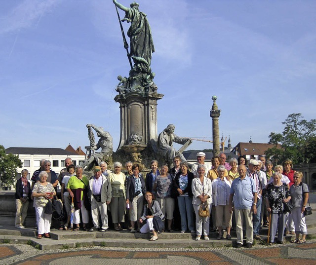 Buchholzer Seniorengruppe am Frankonia-Brunnen vor der Wrzburger Residenz.   | Foto: Verein