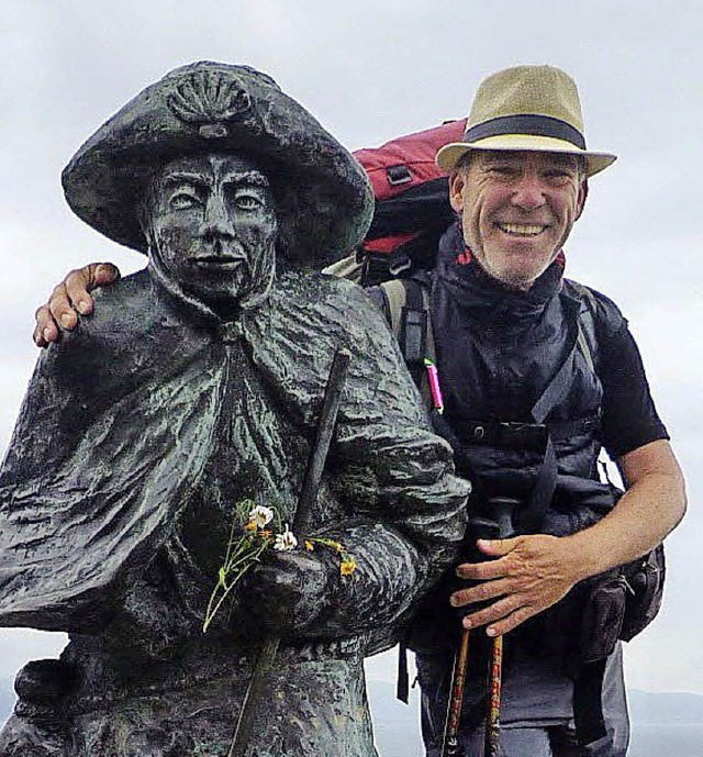 Horst Wilkening mit einer Statue des Heiligen Jakobus.   | Foto: privat