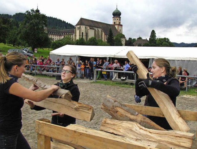 Frauenpower im Schatten des Klosters: ...Schwarzwaldmdels, schlug sich wacker.  | Foto: Manfred Lange