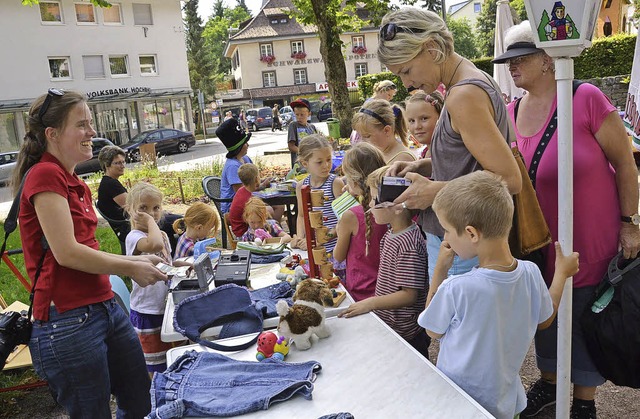 Kinder-Flohmarkt: Hndler und Kufer hatten ihren Spa.   | Foto: Khnemund