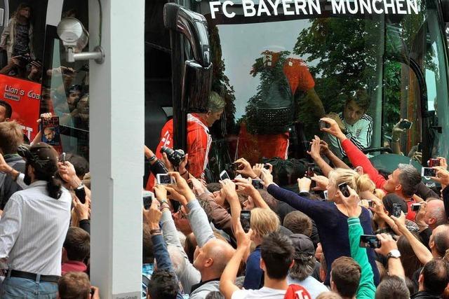 Vor dem Freiburg-Spiel: 500 Bayern-Fans belagern das Colombi