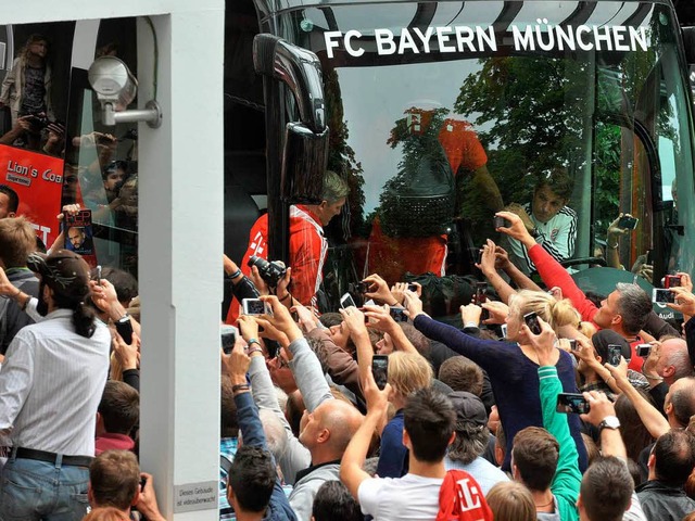 Hunderte Fans belagerten den Bayern-Bus vor dem Colombi.   | Foto: eggstein