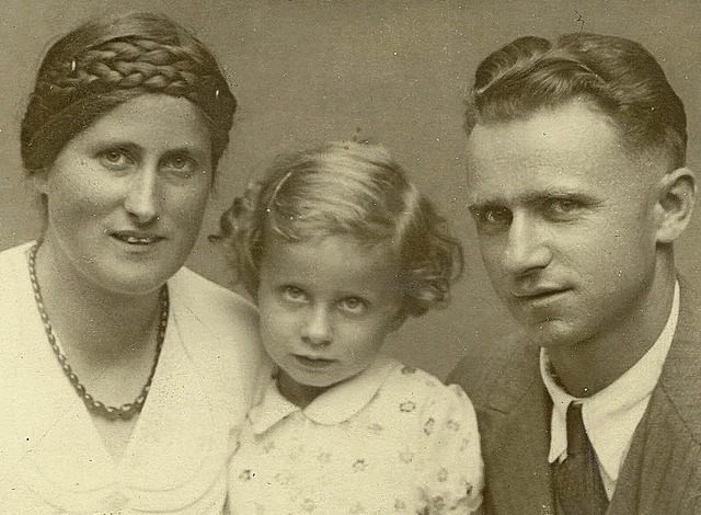 Erich Tischler mit Ehefrau Rosa und To...Ursula, aufgenommen um das Jahr 1939.   | Foto: privat