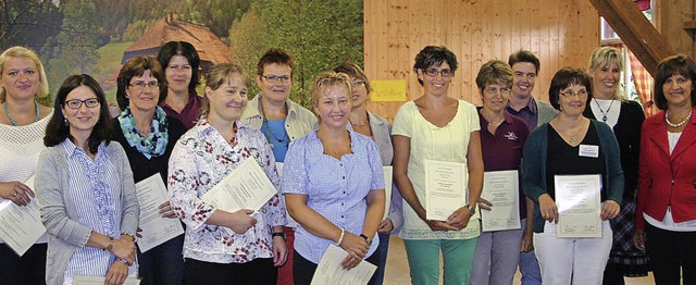 13  Landfrauen  bekamen von der Prsid...Fit frs Agrarbro&#8220; berreicht.   | Foto: karl-heinz rmmele