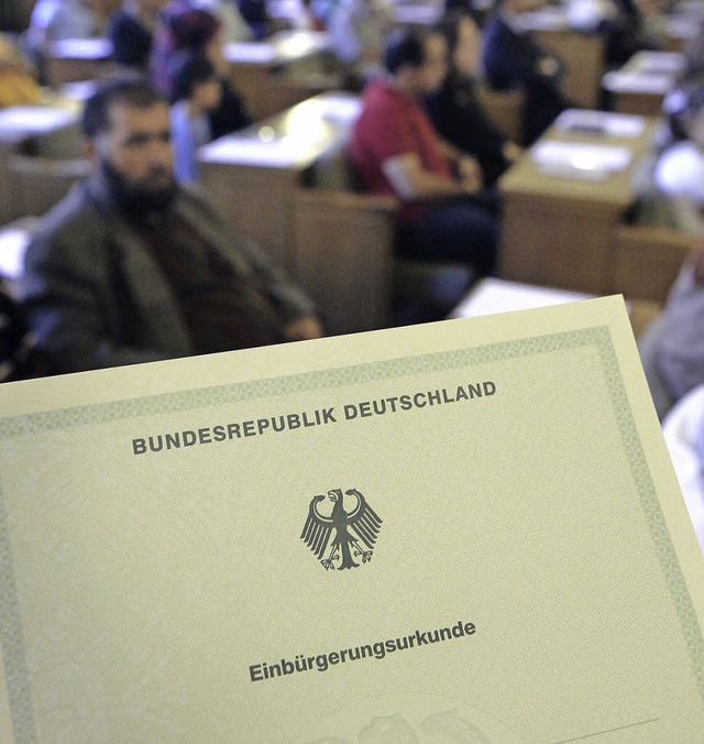 344 Menschen erhielten im Kreis 2012 Einbrgerungsurkunden.   | Foto: dpa