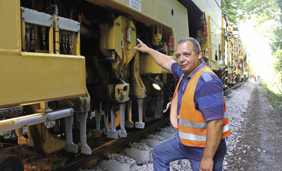 Oberbauleiter Frank Liebelt am Stopfaggregat des Schotterzugs   | Foto: Mario Schneberg