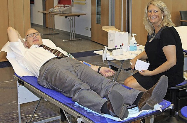 Auch Uwe Dohle, Pressesprecher der Spa...el voran und lie sich Blut abnehmen.   | Foto: Sparkasse