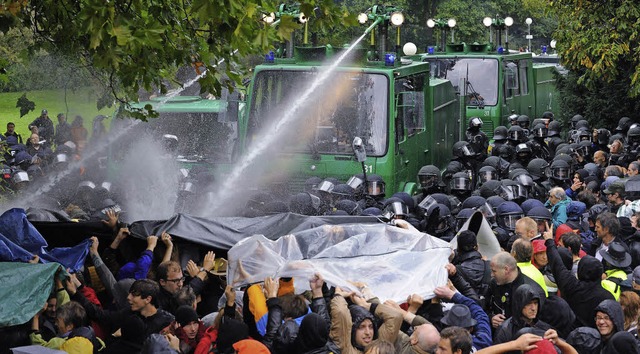 Hher als erlaubt: Wasserstrahl in Kopfhhe  | Foto: DPA