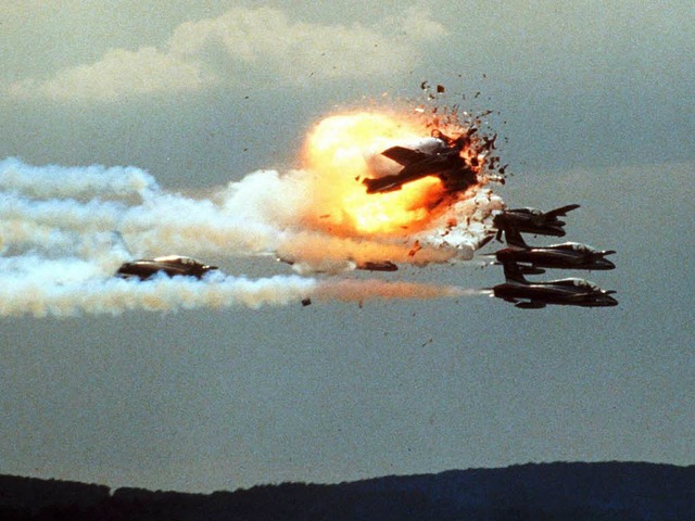 28. August 1988: Ein  Jet der italieni...mit zwei anderen Jets und explodiert.   | Foto: DPA
