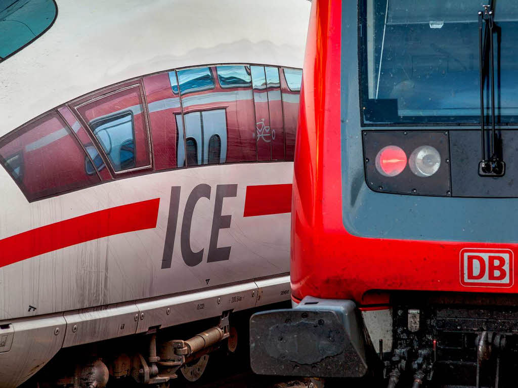 1. Platz: Hanspeter Wei: im Freiburger Hauptbahnhof mit  Regional-Express Freiburg-Basel