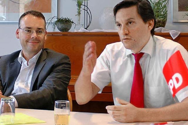Baden-Wrttembergs SPD-Europaminister Peter Friedrich trgt sich ins Goldene Buch ein