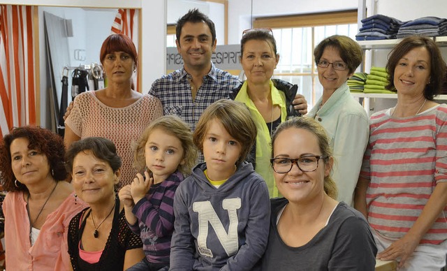 Frhliche Gesichter : das  Team vom Je...elson (vorne Mitte) vor dem Neustart    | Foto: SUSANNE MLLER