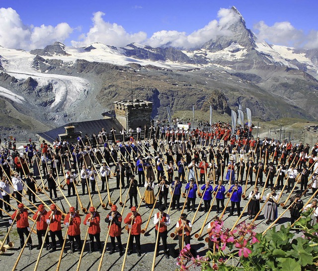 Vor einem grandiosen Alpenpanorama hab...arunter auch mehrere Schweighausener.   | Foto: Veranstalter