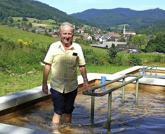 Willi Schmitz geniet das 14 Grad khl...stelle und den Blick auf Reichenbach.   | Foto: Wolfgang Beck