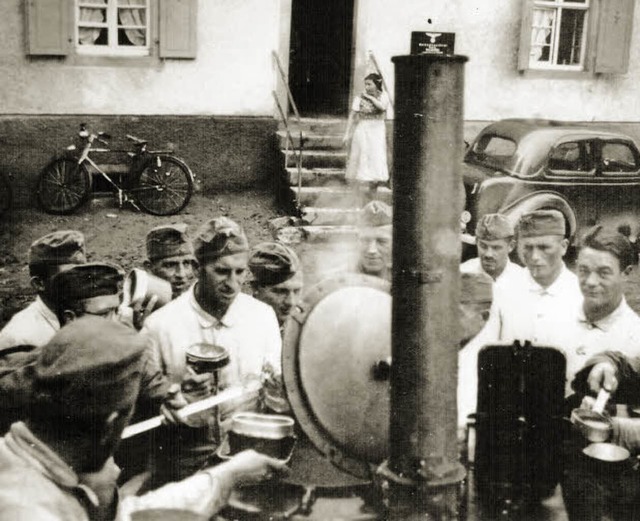 Vor dem &#8222;Rebstock&#8220; in Heuw...Zweiten Weltkrieg Suppe ausgeschenkt.   | Foto: ARCHIV