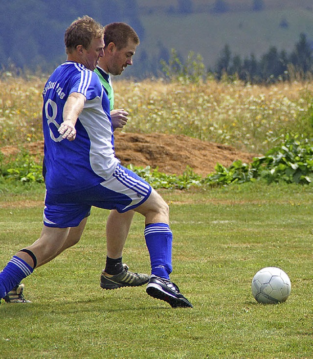 Viele spannende Zweikmpfe lieferten sich die Kicker   auf dem Hohweier.   | Foto: verena wehrle