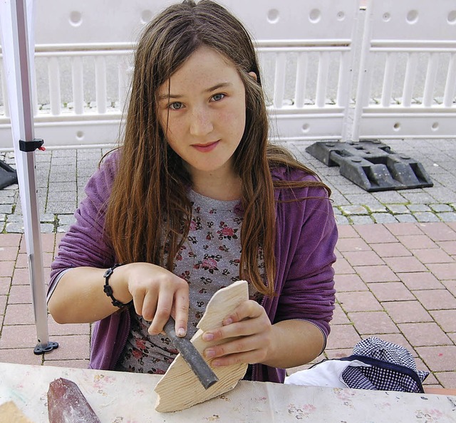 Josefine (12) macht einen Vogel (Bild ...assendes Material fr ihre Ideen aus.   | Foto: Claudia Renk