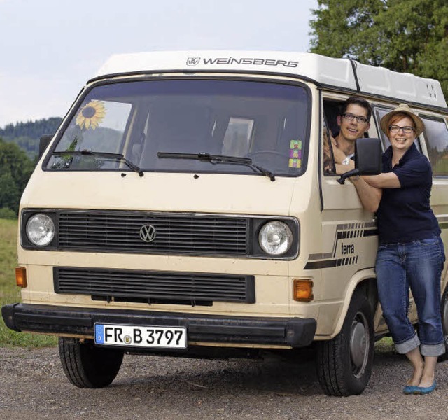 Leif und Ulrike Bladt vor ihrem immer noch einsatzbereiten VW-Bus.   | Foto: Tobias Funken