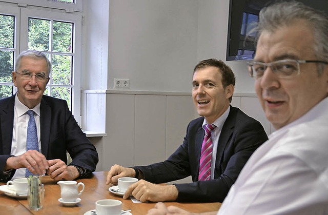 Staatssekretr Ernst Burgbacher (von l...e tauschen sich bei einem Kaffee aus.   | Foto: Ralf H. Dorweiler